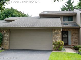 7900 Meadow Dr, Waterford, MI 48329