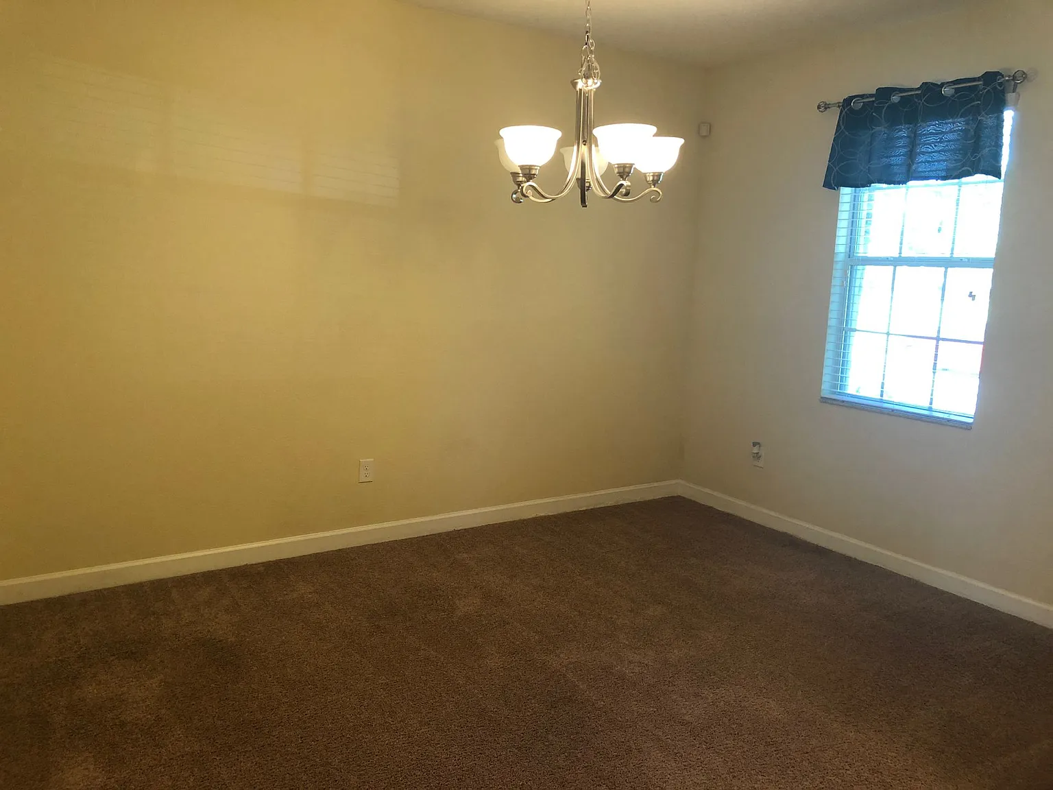 5 bed, 2458 sqft, $3,100 — Photo 2