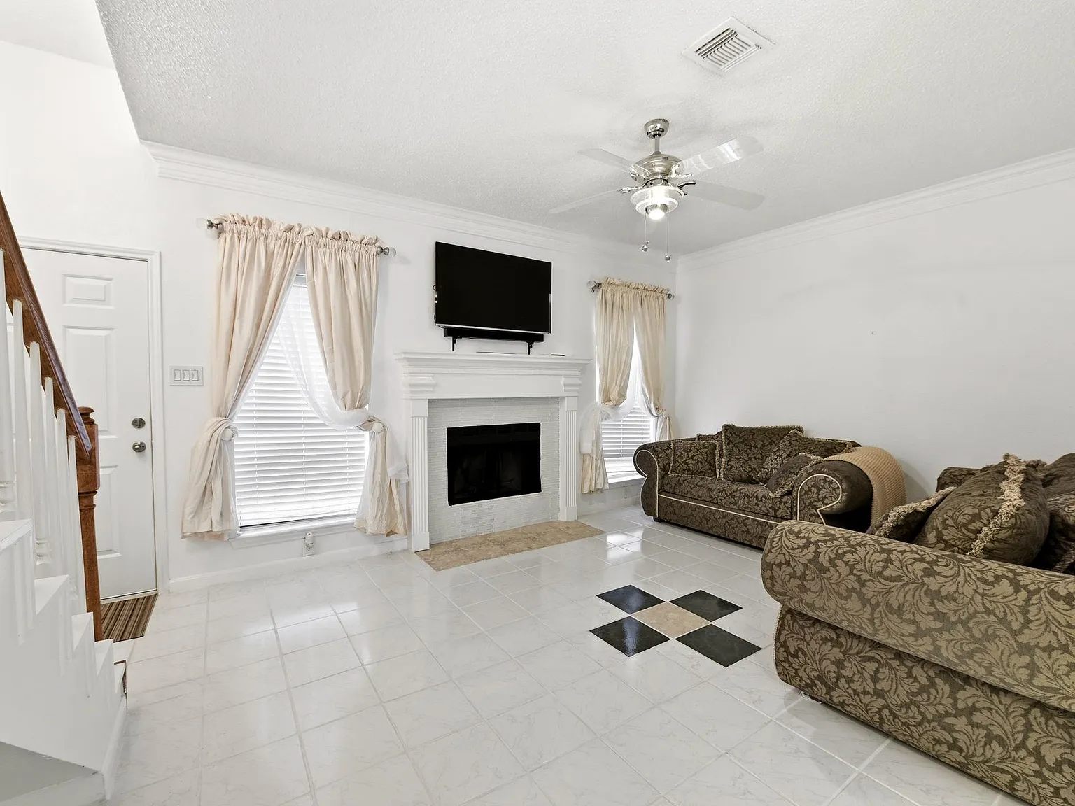 2 bed, 2.5 bath, 1168 sqft, $1,200 — Photo 4