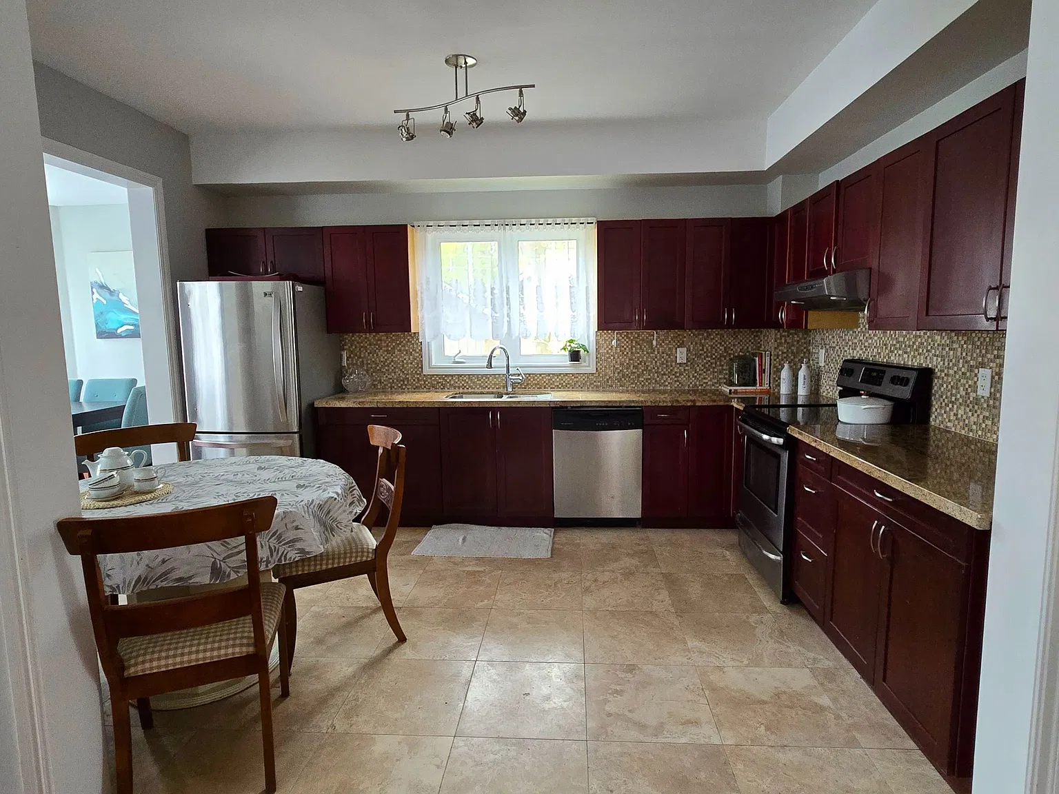 3 bed, $2,700 — Photo 2