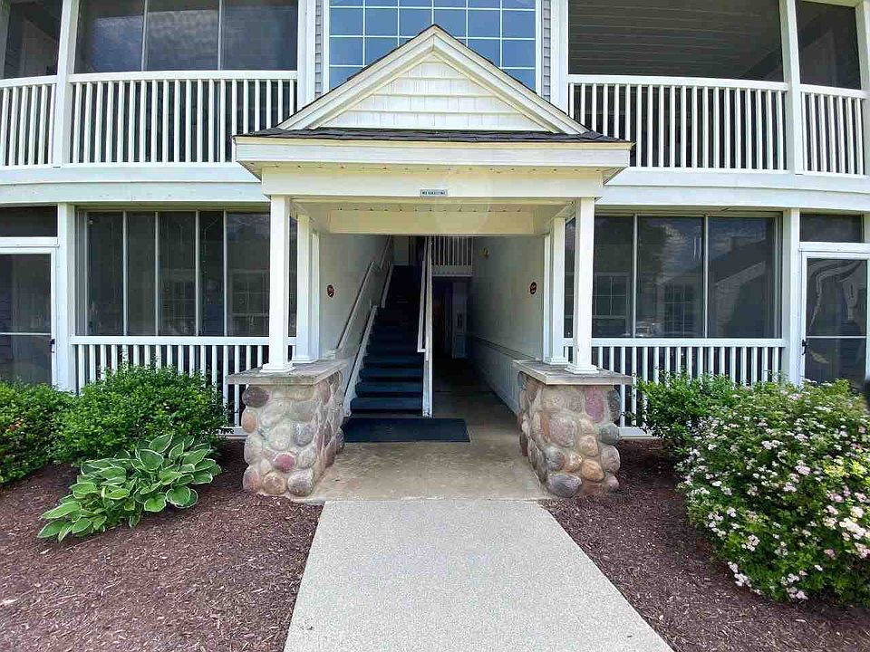 1st image of 924 Oak Brook Dr #136