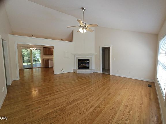 3rd image of 1124 E Deer Creek Dr