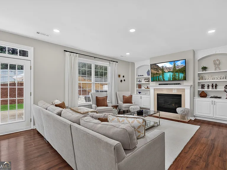 323 Revolution Dr — Photo 3