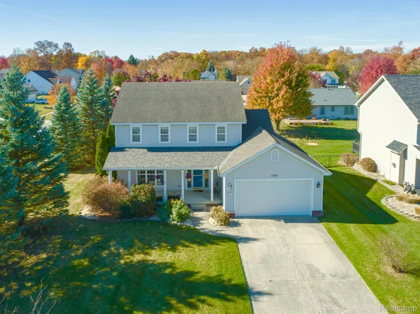 1227 Maple Leaf Ln, Howell, MI 48843