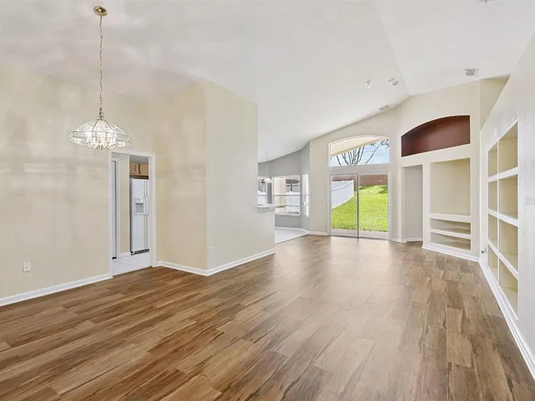 15723 Markham Dr — Photo 5