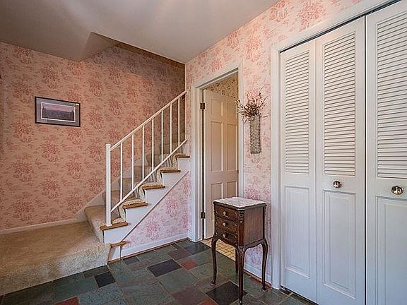 4th image of 2059 Ascot St