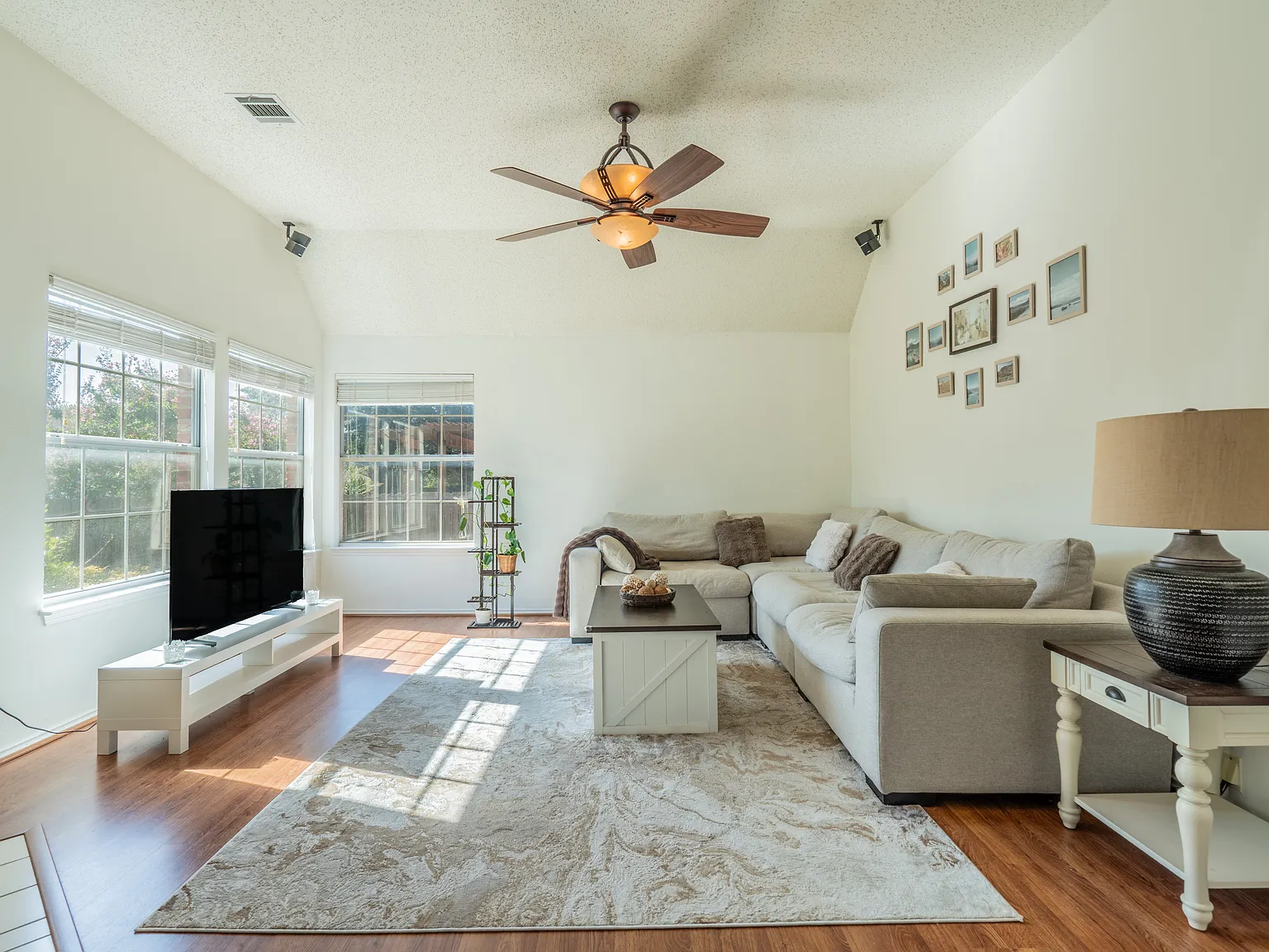 4 bed, 2156 sqft, $2,900 — Photo 2