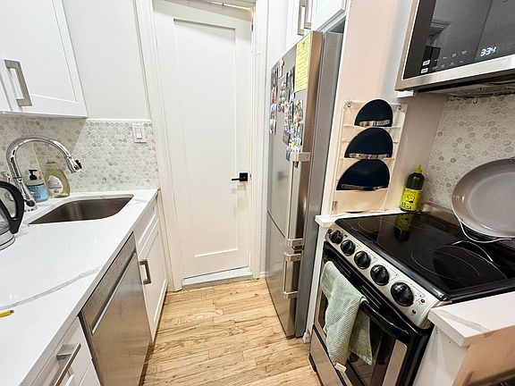 4th image of 222 E 21st St APT 5C