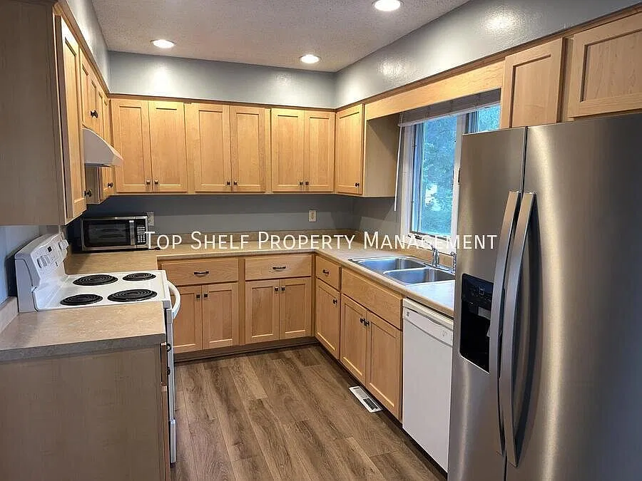 3 bed, 1.5 bath, 1300 sqft, $1,495 — Photo 2
