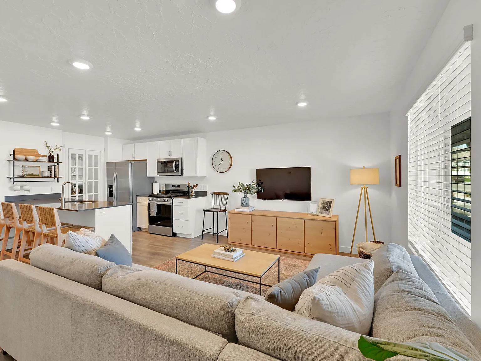 3 bed, 1352 sqft, $2,200 — Photo 3