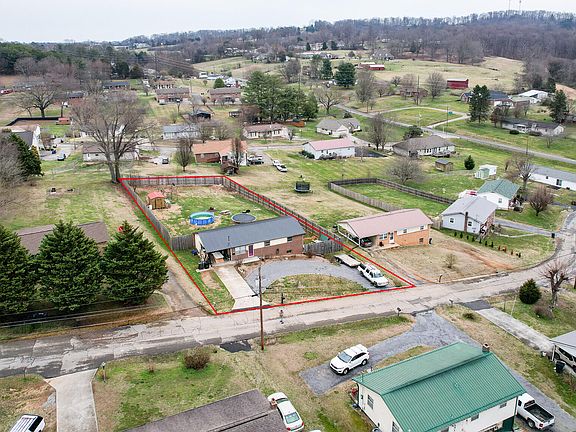 3rd image of 2002 Ivanhoe Rd