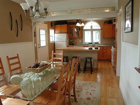 4th image of 1112 Sharon Ave