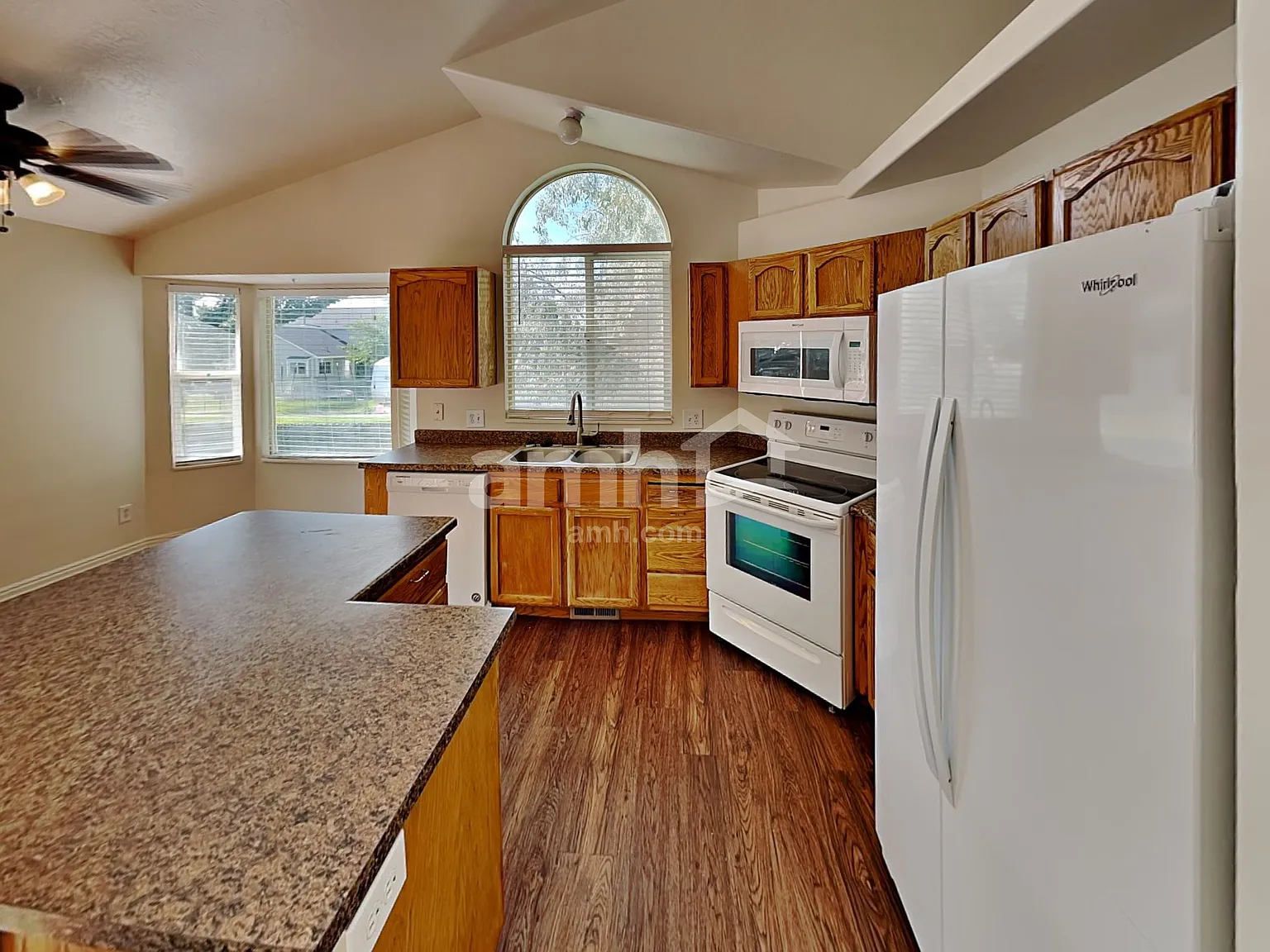 5 bed, 3.5 bath, 2378 sqft, $2,995 — Photo 4