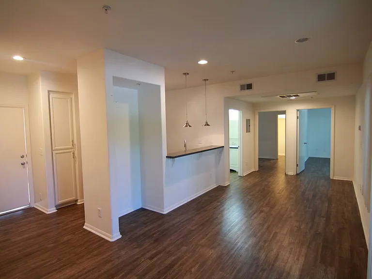 251 Robinson St — Photo 22