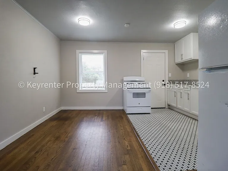E Independence St Fourplex — Photo 8