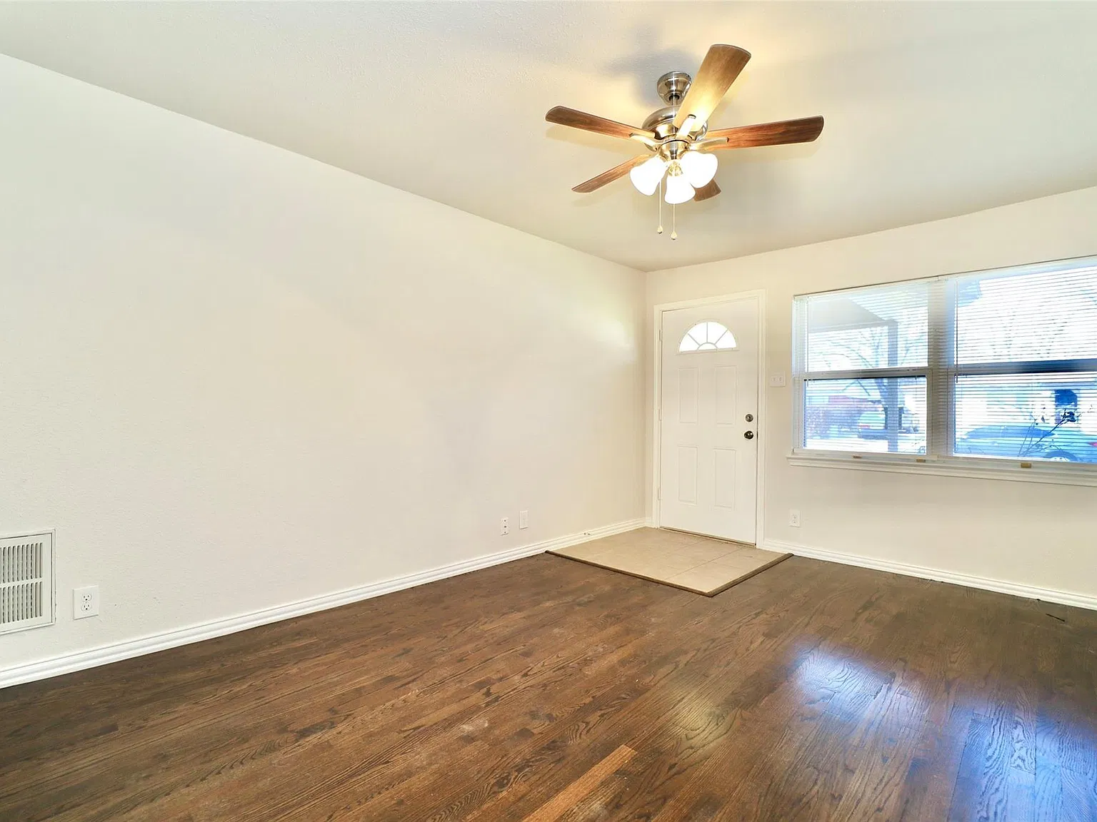 1526 Hillcrest Mesquite TX 75149 - 1 — Photo 2