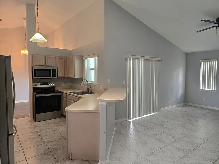 292 Carmel Dr — Photo 4