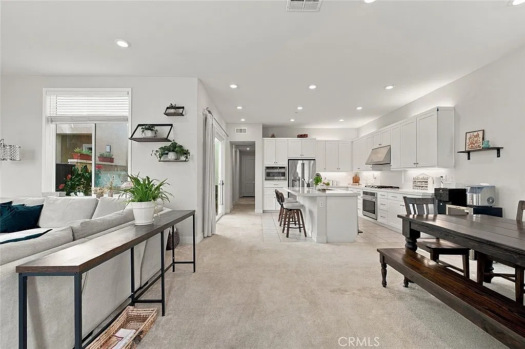 3 bed, 3.5 bath, 1920 sqft, $4,000 — Photo 4
