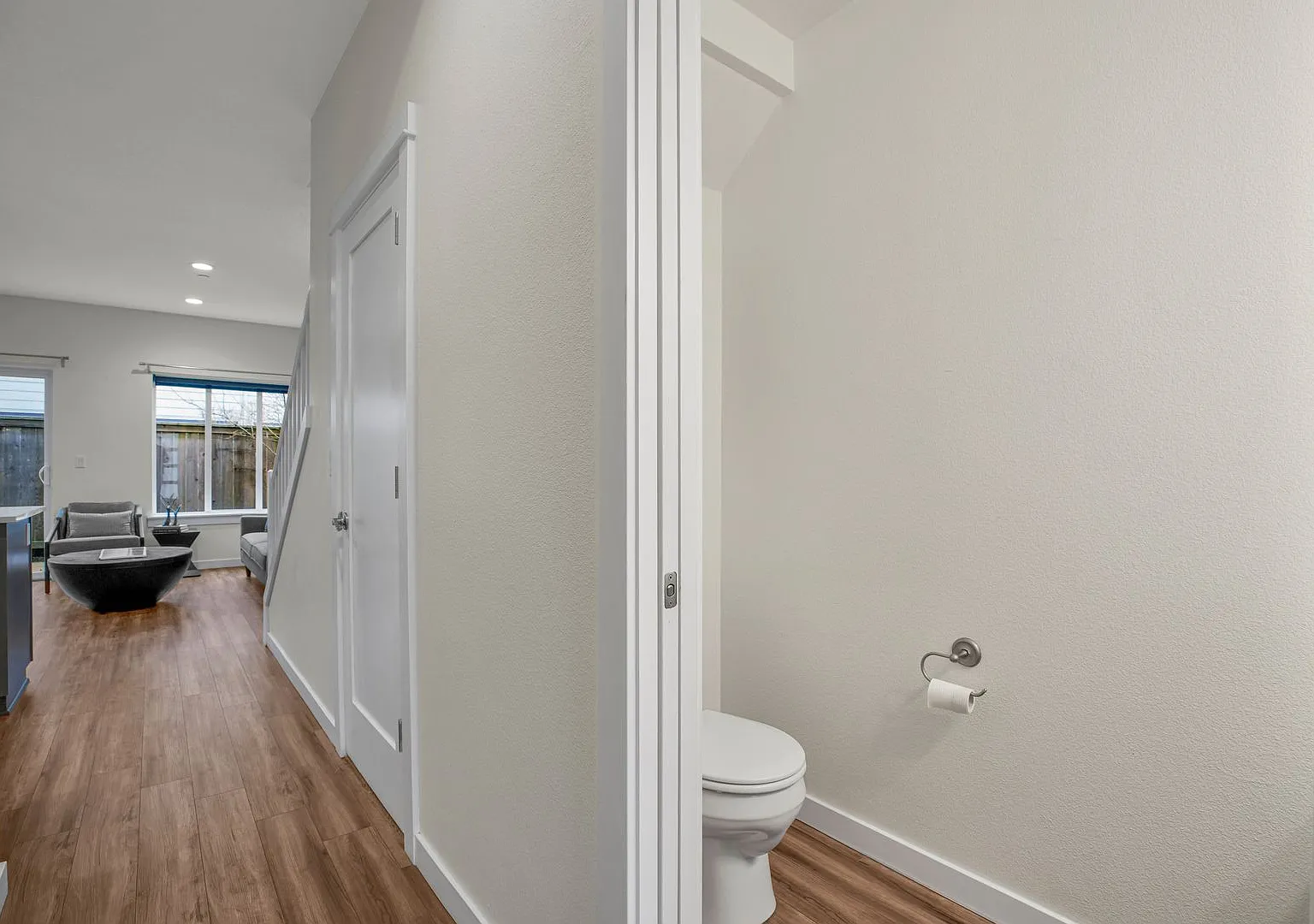 Modern 3 Bedroom End-Unit Townhouse with Stainless Steel Kitchen, Attached Garage & Patio — Photo 4