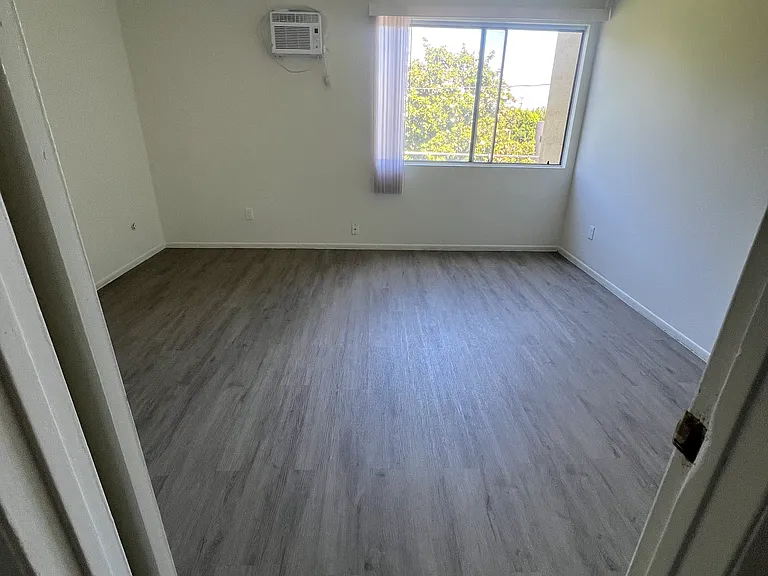 Lennox Lanai Apartments — Photo 17