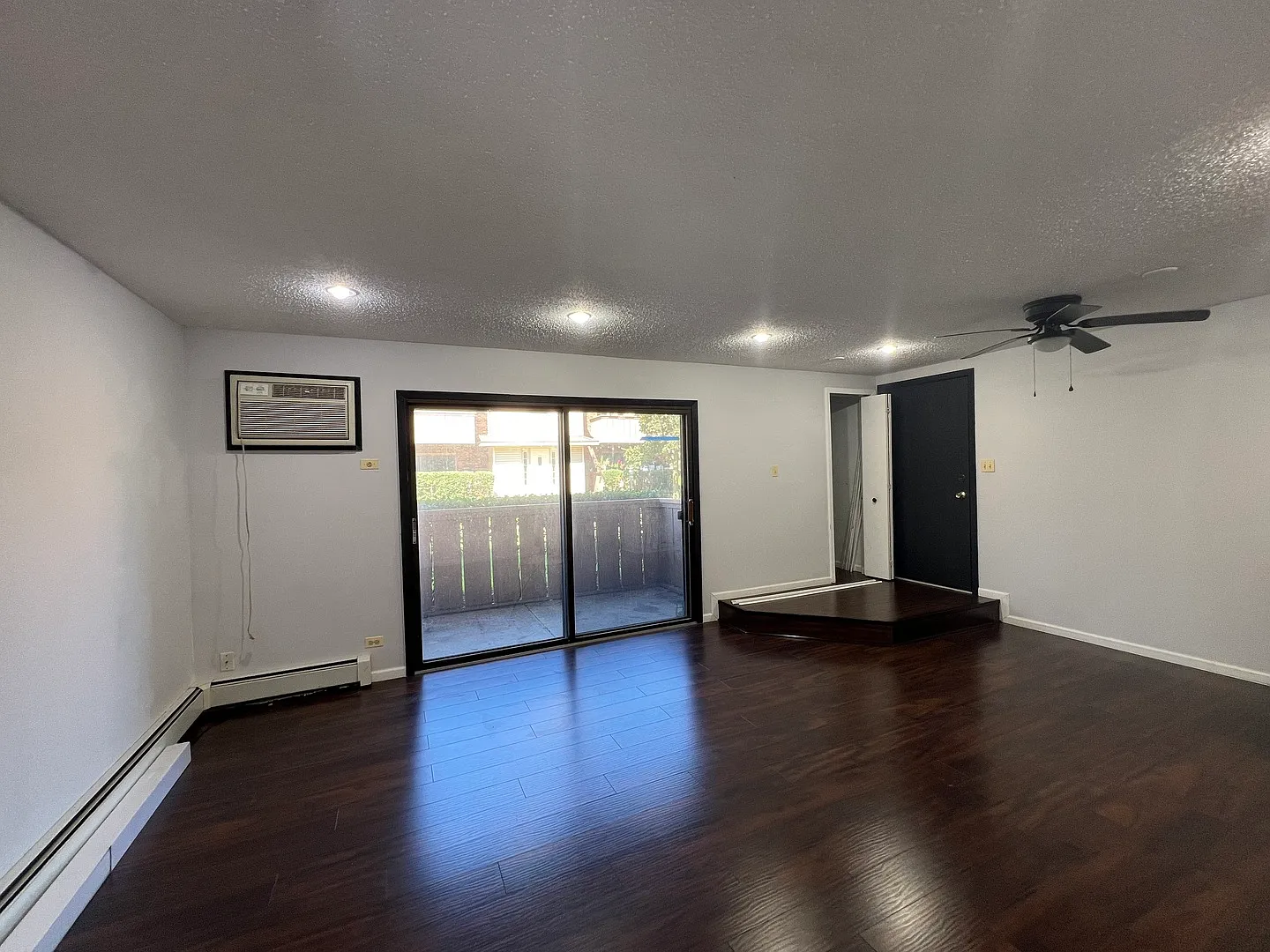 2 bed, 1.5 bath, 948 sqft, $2,000 — Photo 2