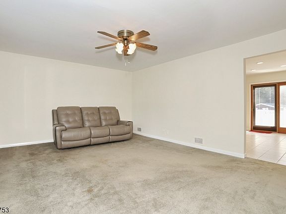 5th image of 741 Pompton Ave
