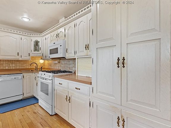 4th image of 413 Hillcrest Dr