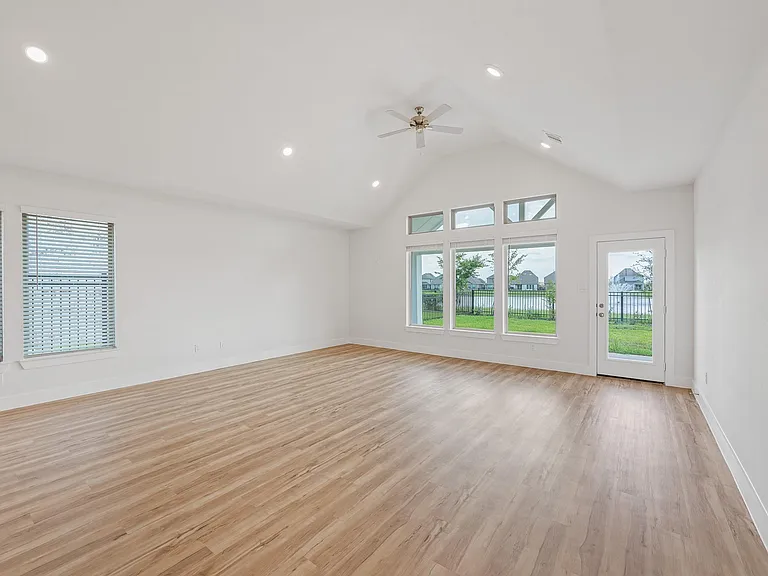 832 Sarasota Shore Dr — Photo 9