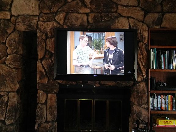 frontroom rock wall/firepl.