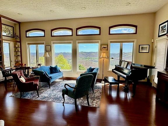 2nd image of 935 Vista Way