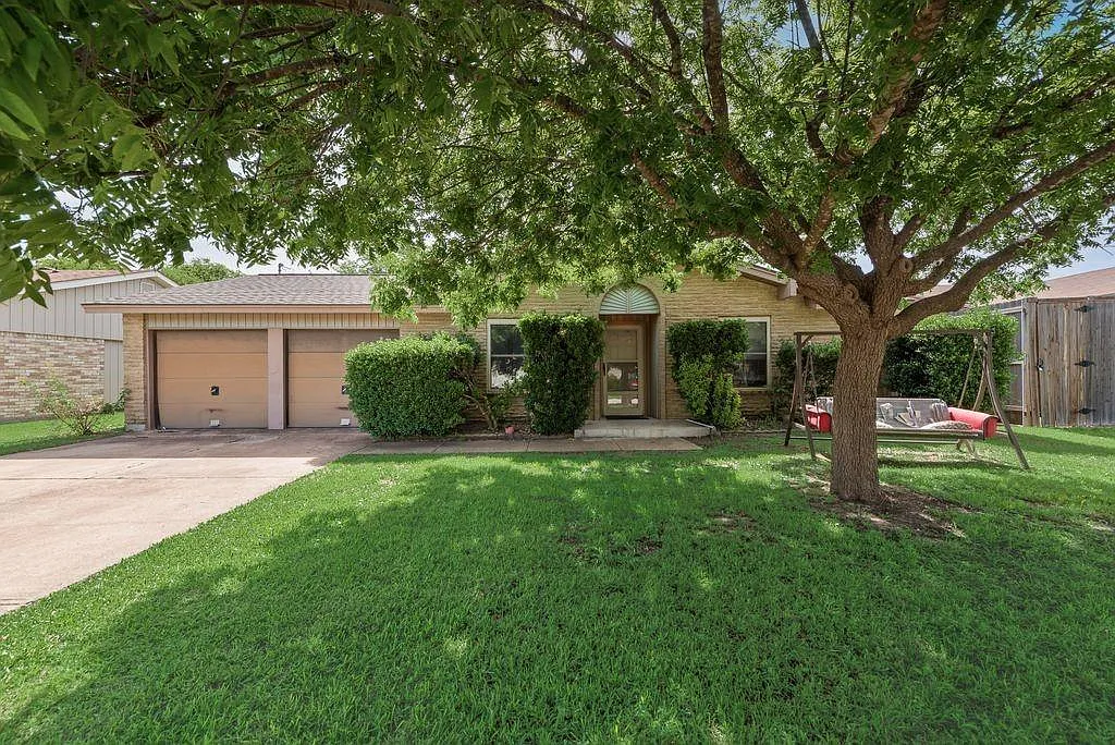 4 bed, 2.0 bath, 1424 sqft, $2,400 — Photo 1