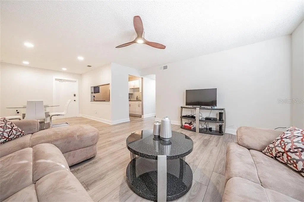 2 bed, 1.5 bath, 884 sqft, $2,100 — Photo 1