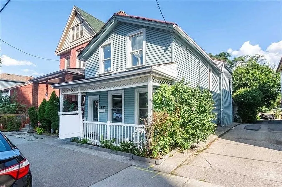 182 John St N