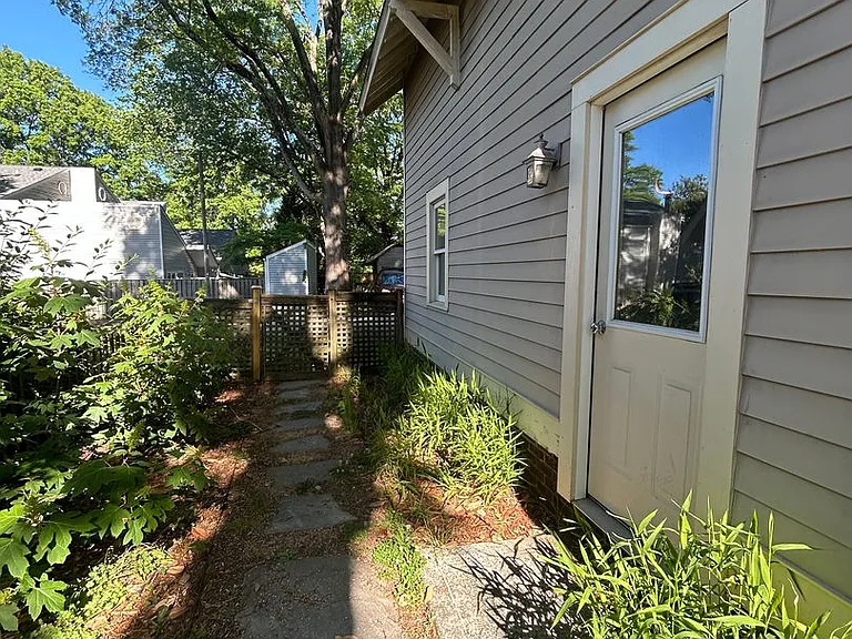 839 Onslow St — Photo 9
