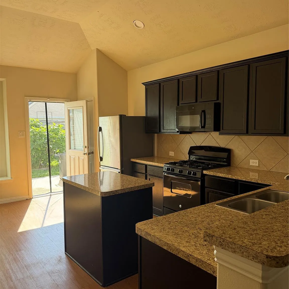 3 bed, 2.0 bath, 1355 sqft, $1,950 — Photo 3
