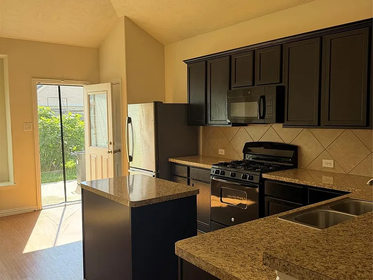7534 Abbey Point Ln — Photo 3
