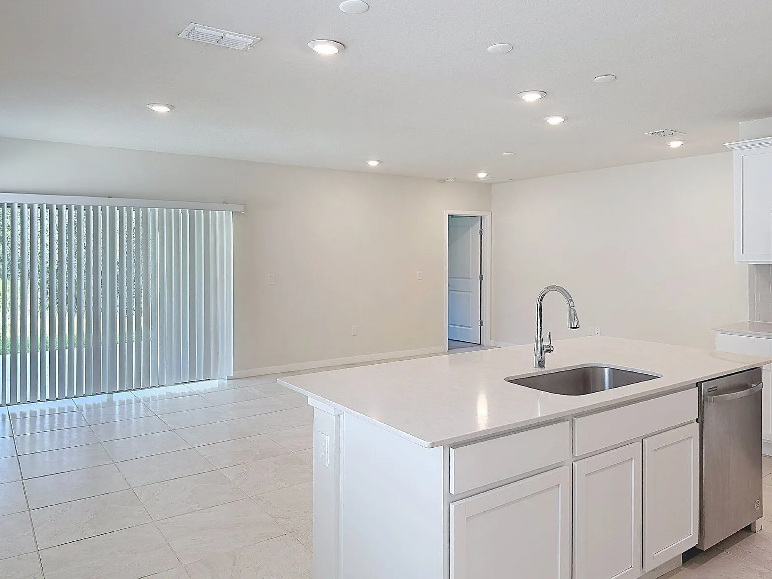 4 bed, 2.0 bath, 1580 sqft, $2,300 — Photo 3
