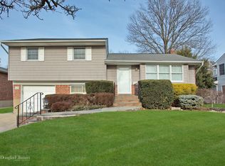 89 Belmont Cir, Syosset, NY 11791