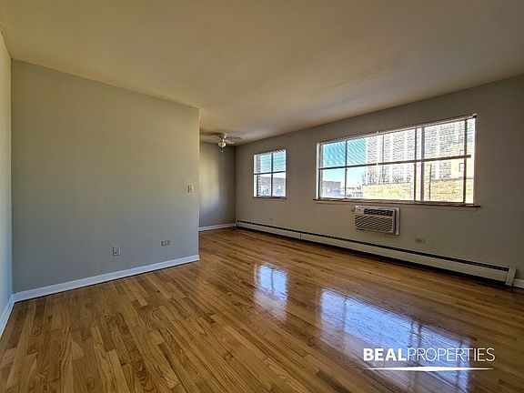 2nd image of 510 W Briar Pl #510508