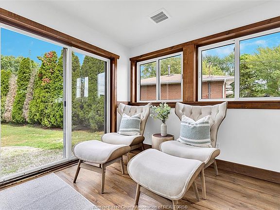 5th image of 1073 Martin Ln