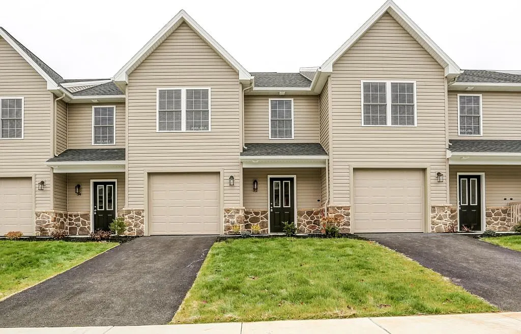 42 Brook Side — Photo 1