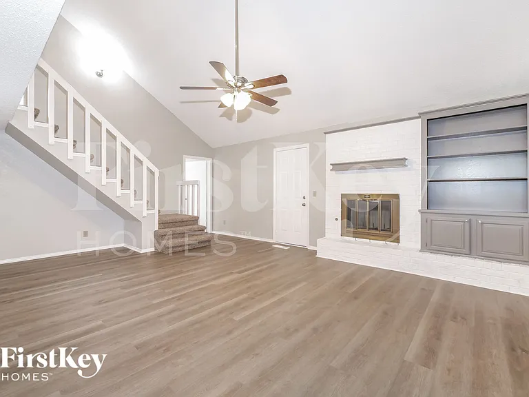 1008 Sennybridge Dr — Photo 2