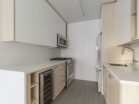 3rd image of 101 W End Ave APT 12X