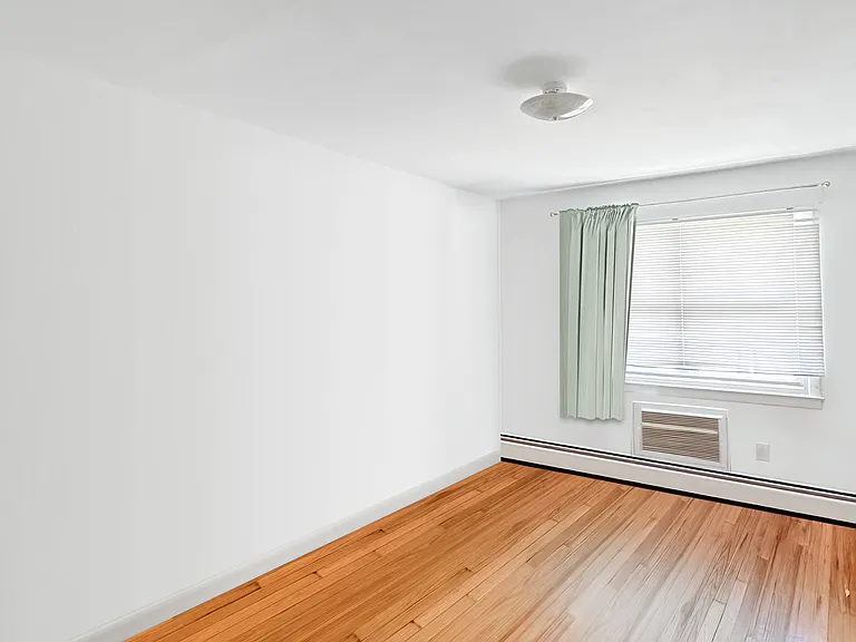 MASTER BEDROOM (UN-STAGED)
