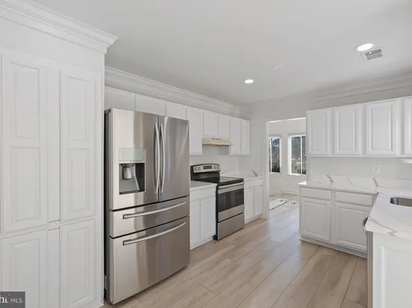 110 Sugarland Run Dr, Sterling, VA 20164