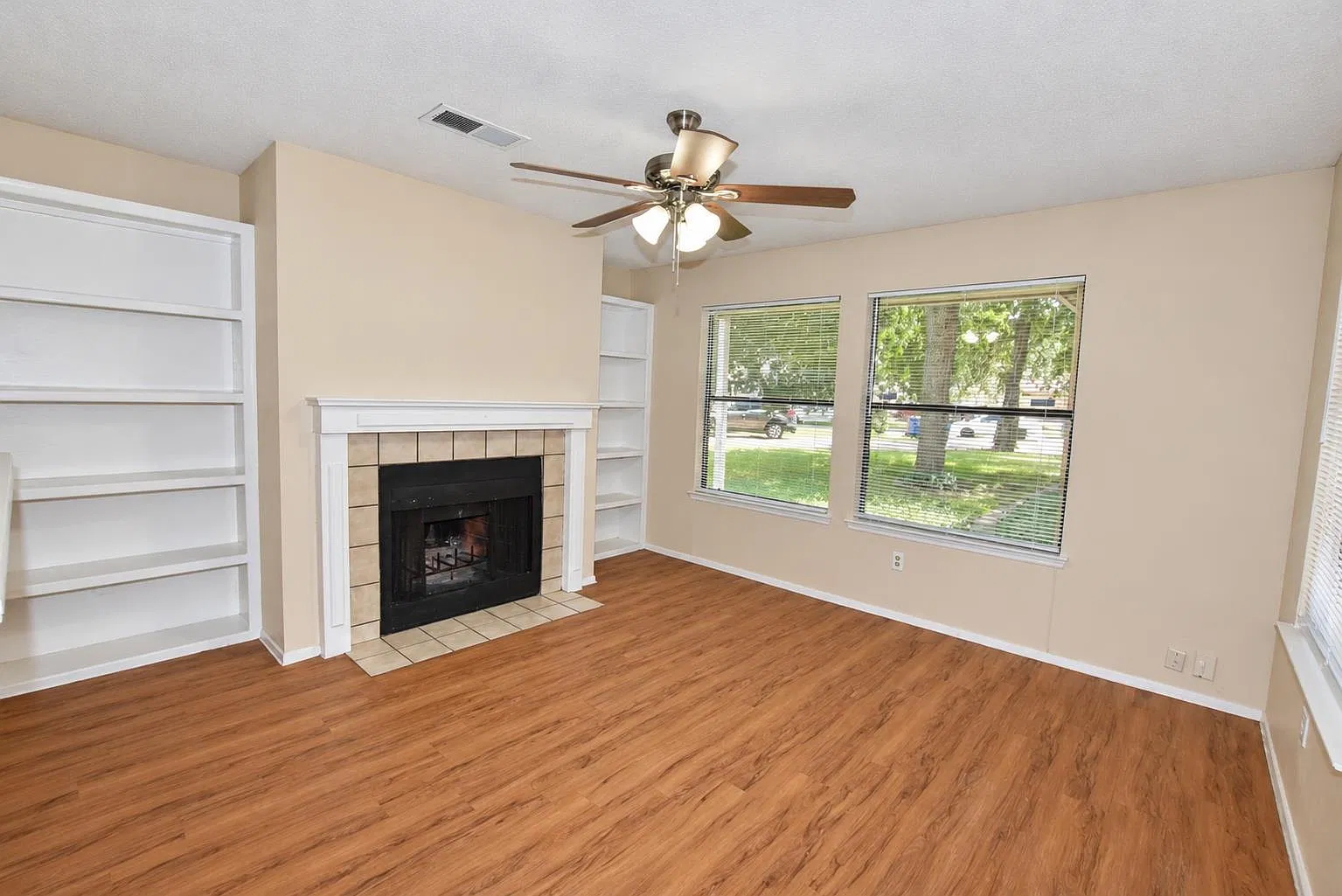 2 bed, 2.0 bath, 1020 sqft, $1,375 — Photo 2