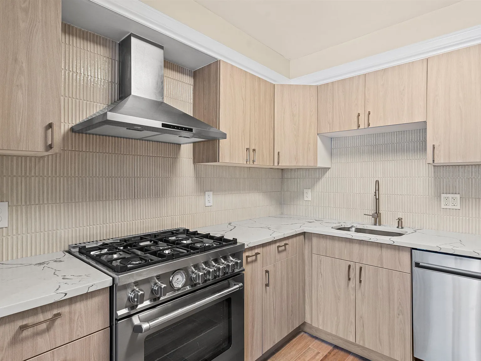1 bed, 1.0 bath, 800 sqft, $2,000 — Photo 2