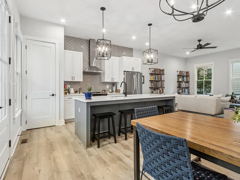 725 Perch Pl — Photo 2