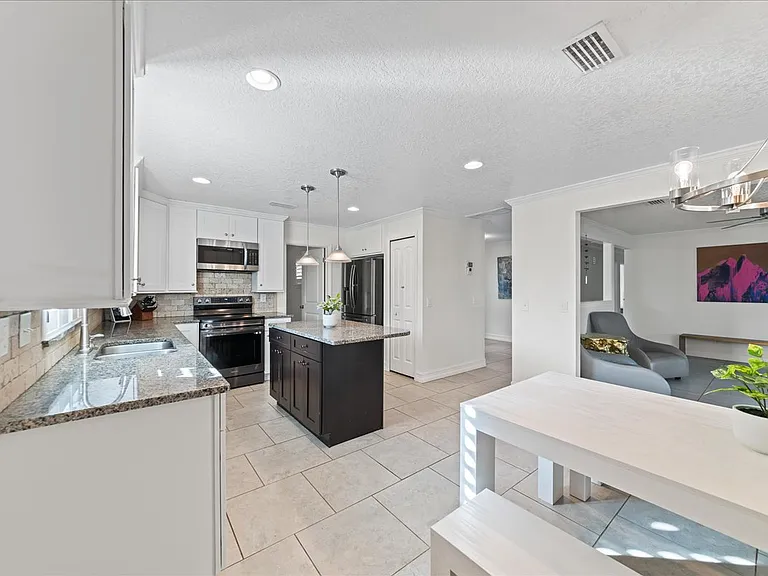 310 Franklyn Ave — Photo 6
