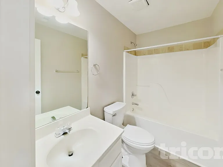 1402 Weston Ln — Photo 14